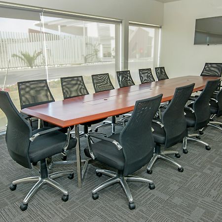 Aranwa Paracas Resort & Spa Esterno foto A conference room with a long table and chairs
