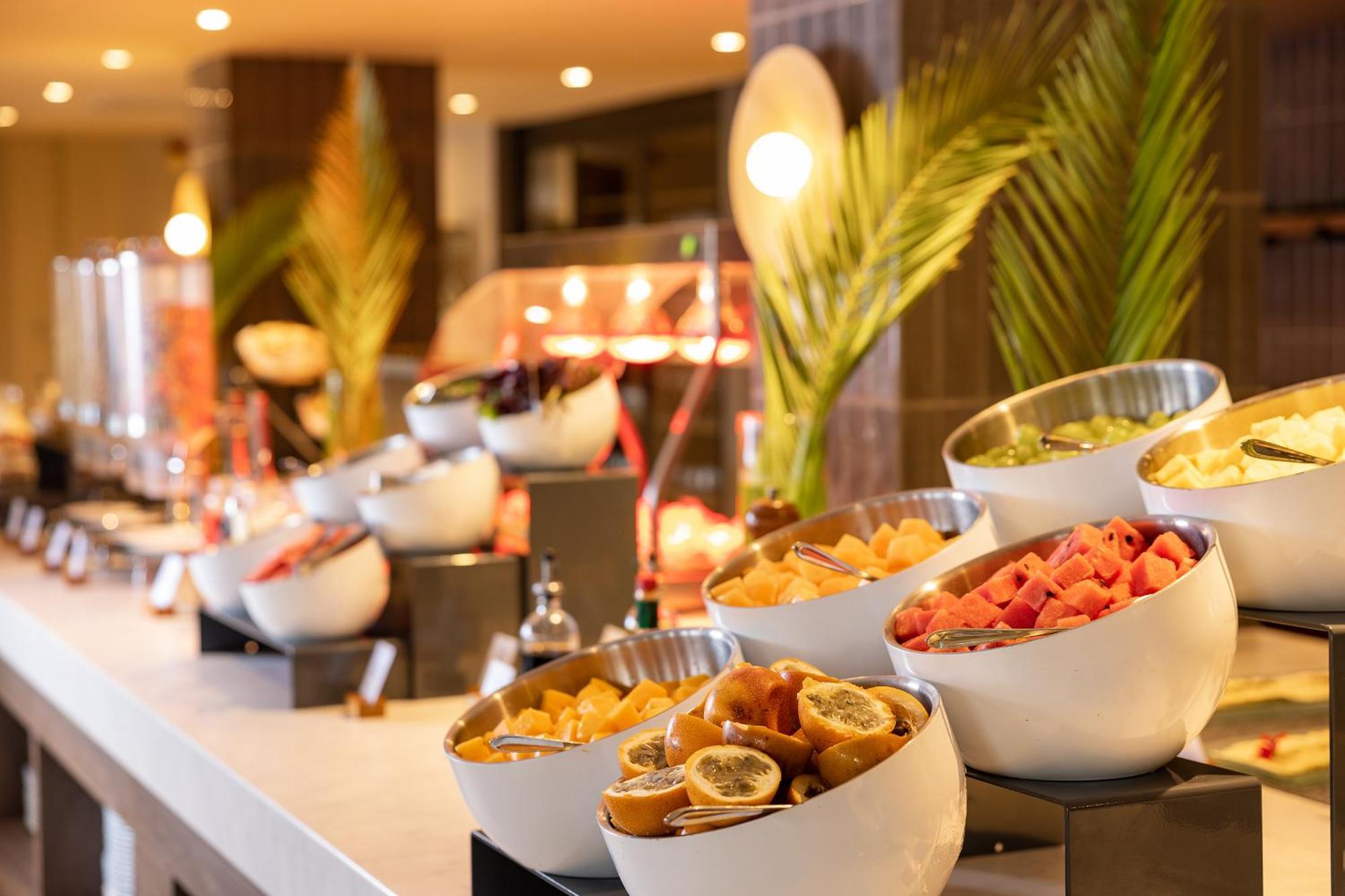 Aranwa Paracas Resort & Spa Esterno foto A buffet at a hotel