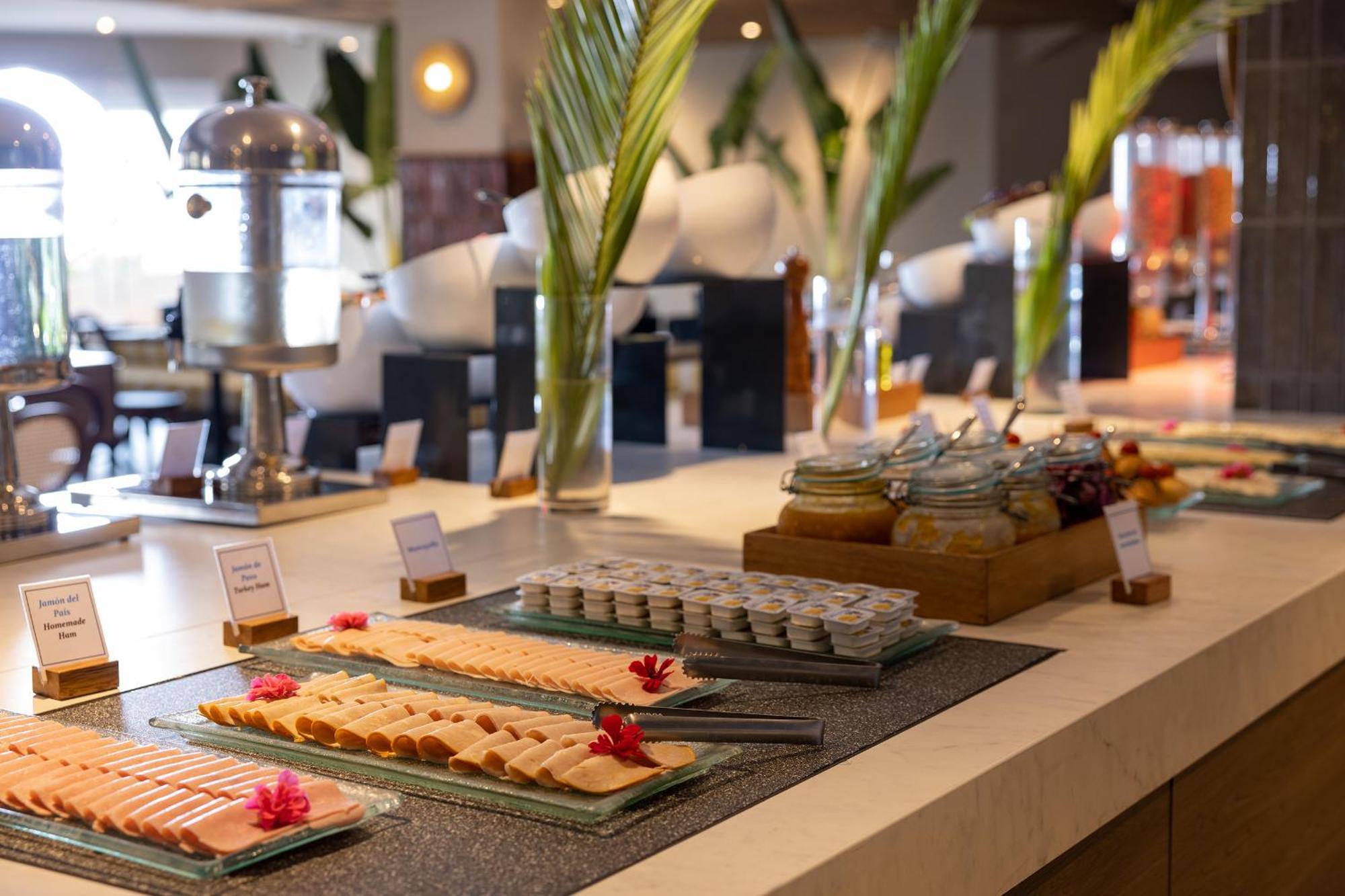 Aranwa Paracas Resort & Spa Esterno foto A buffet at a hotel