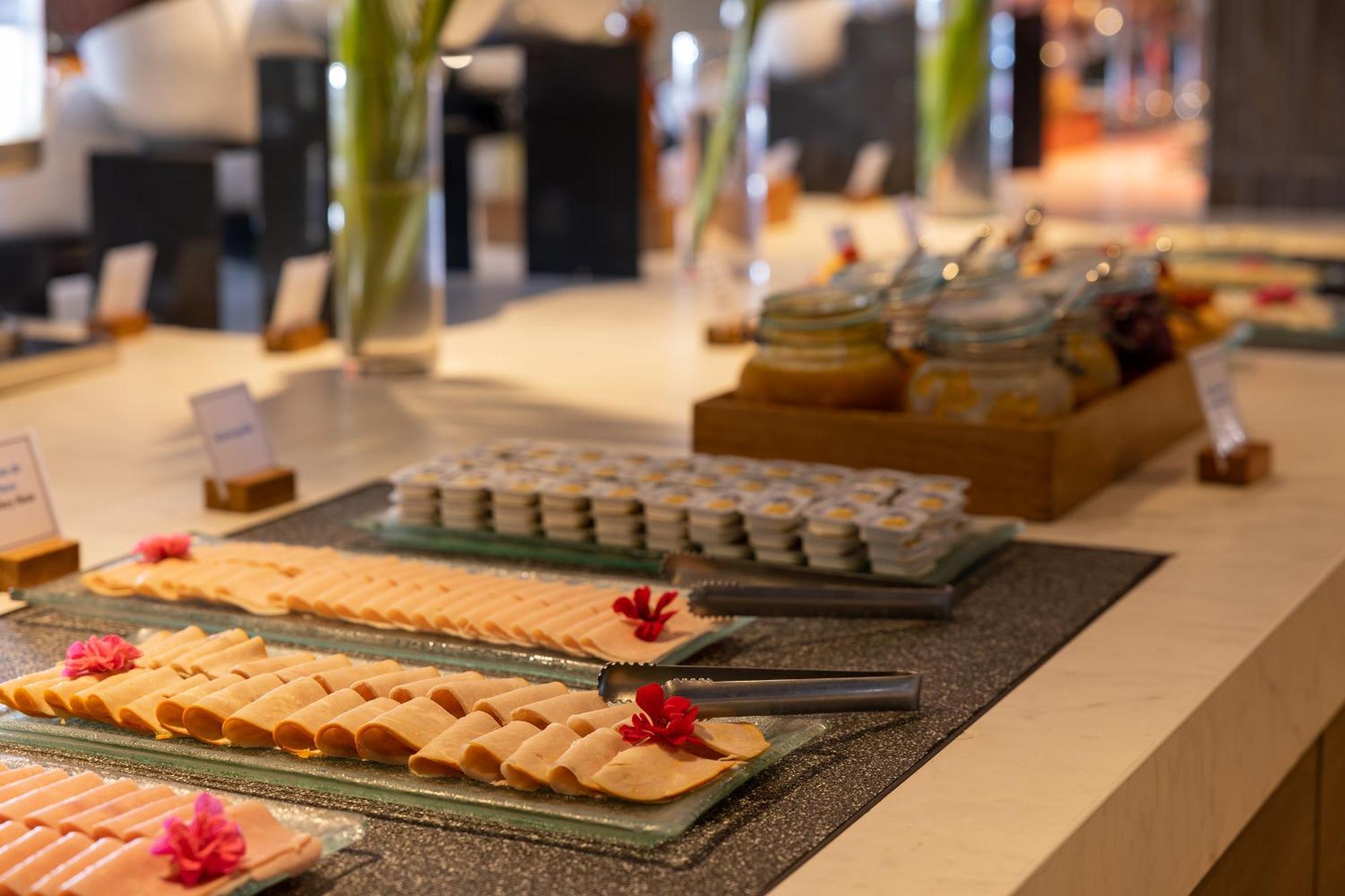 Aranwa Paracas Resort & Spa Esterno foto A buffet at a hotel
